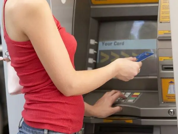 Paano mag-withdraw ng pera sa pamamagitan ng isang ATM